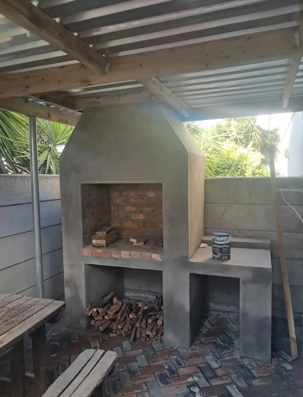 Plastered built-in braai with brick firebox